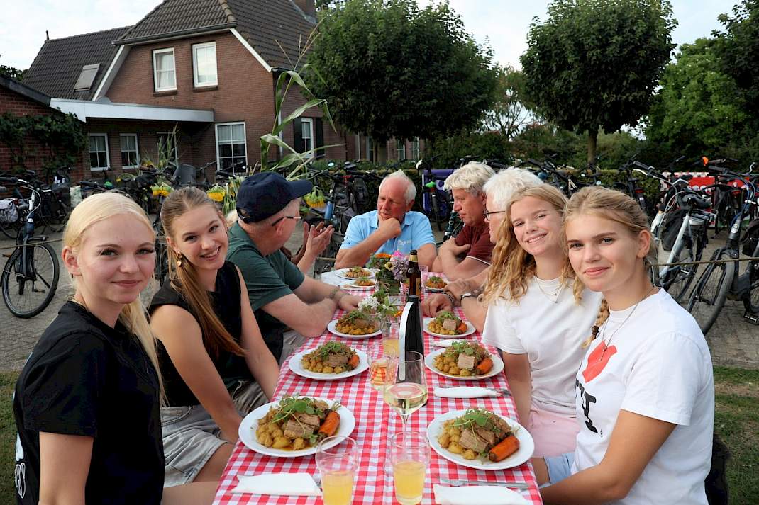 Het diner op het erf van familie van Huisseling
