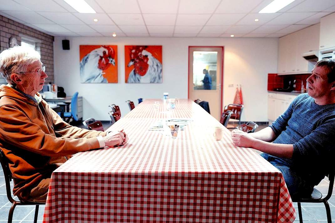 Gedupeerde pluimveehouder Frank Rooijakkers in gesprek met Johan Vollenbroek.