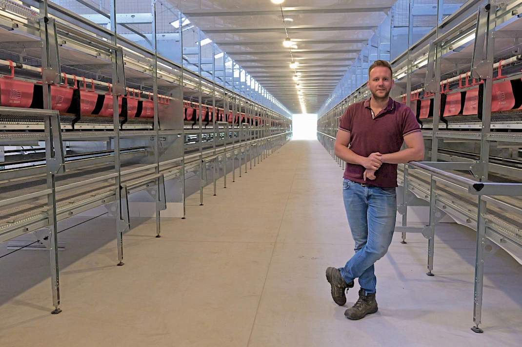 Leghennenhouder Edward Nijk in zijn stal voor 12.000 biologische leghennen, waar binnenkort lavendelstrooisel wordt getest.