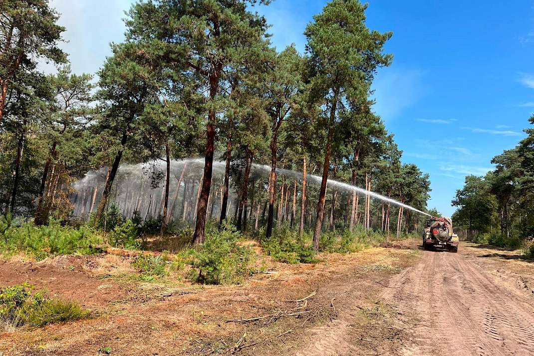 Vleesveebedrijf Groot Spraeland zette trekkers in om de brandweer te helpen het gebied nat te houden