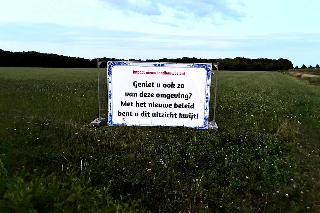 Een bord dat is geplaatst in het buitengebied van Buurse.