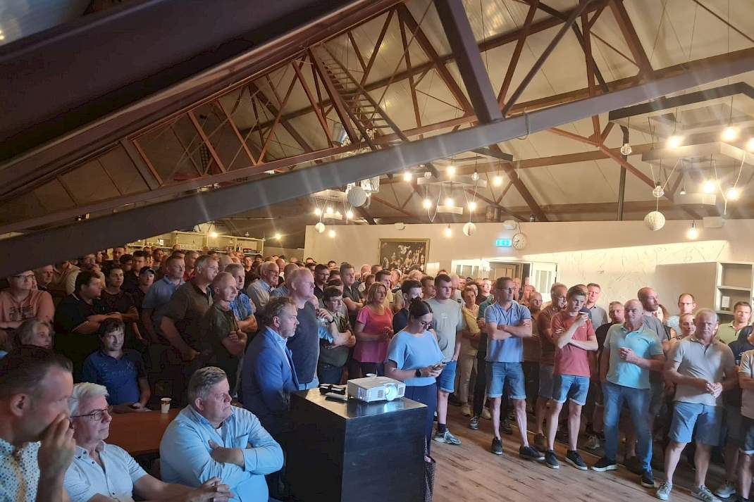 Boeren in een vergaderzaal