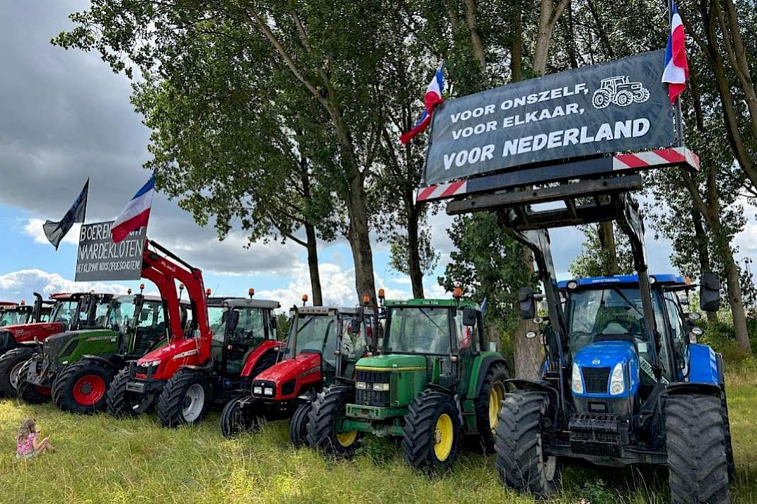 Trekkers met protestborden bij een boerenprotest