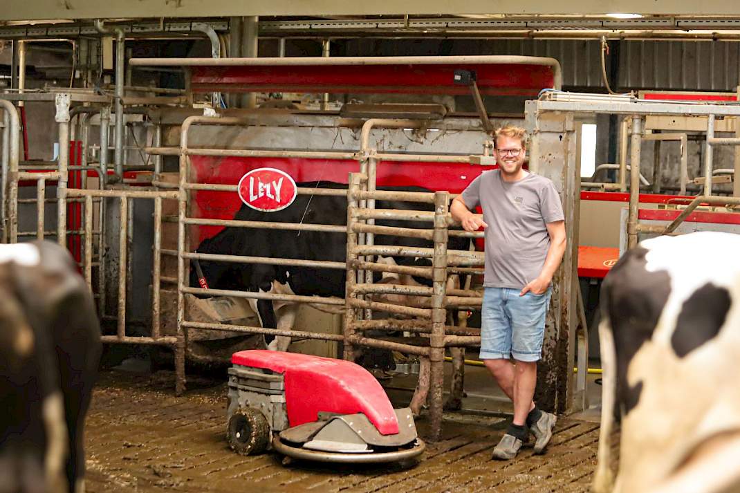 Melkveehouder bij Lely Melkrobot met een mestrobot