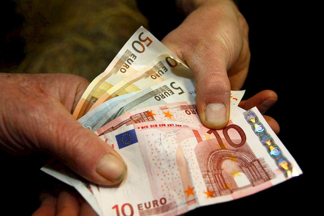 Contant geld dat wordt overhandigd