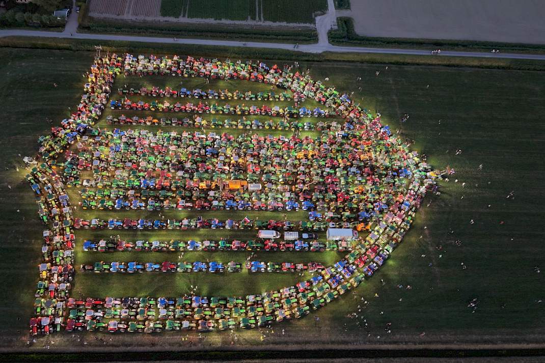 Boeren vormden met trekkers een schild in het weiland
