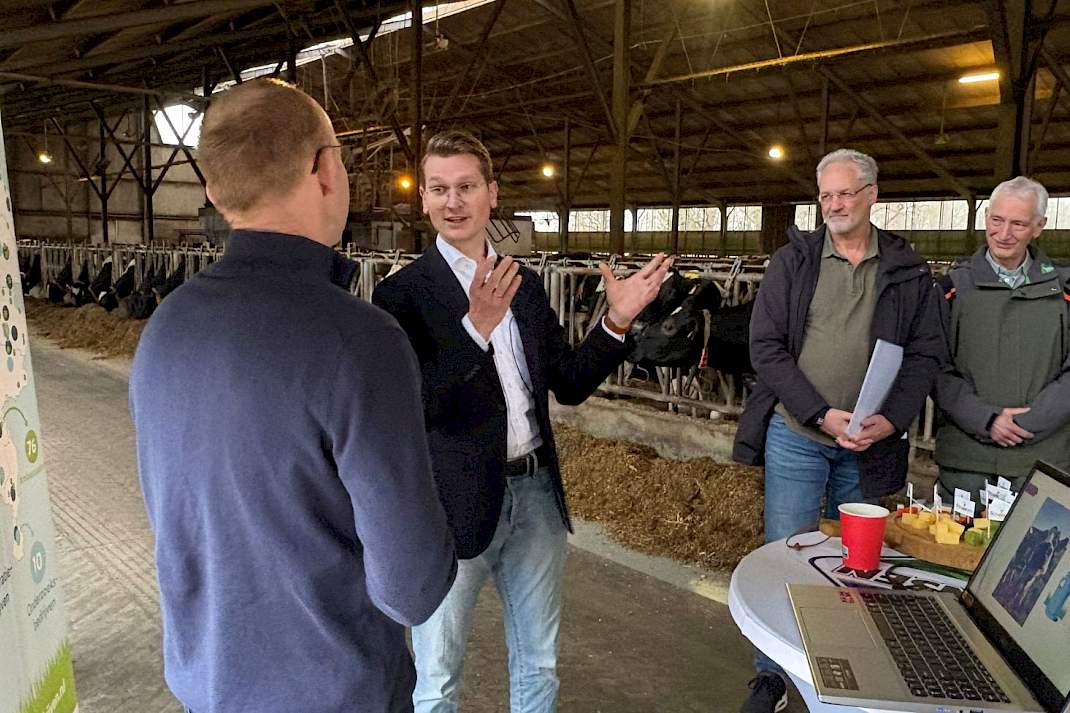 Minister Van Essen in gesprek tijdens een werkbezoek aan een gangbaar melkveebedrijf in Markelo eerder dit jaar.