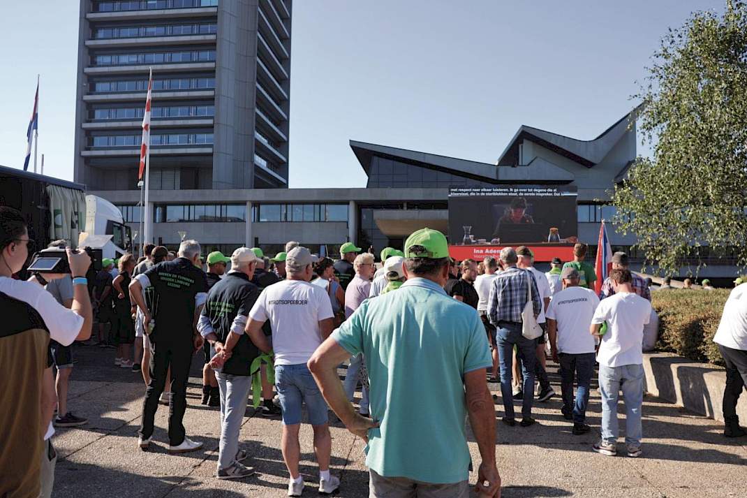 Op het plein voor het Provinciehuis volgden honderden boeren het spoeddebat over het intrekken van vergunningen van vijf pluimveehouders.