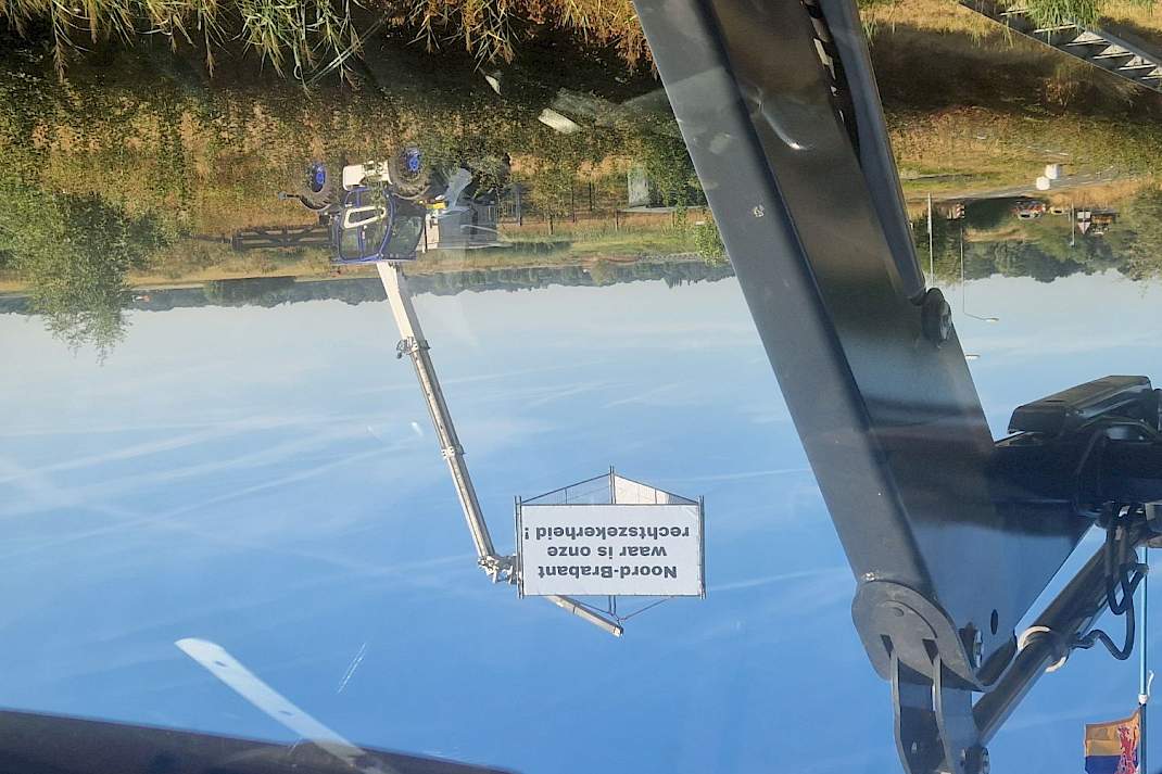 Langs een Brabantse snelweg stond een bord met de tekst &lsquo;Noord-Brabant, waar is onze rechtszekerheid?&rsquo;.