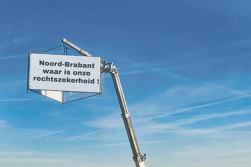 Langs een Brabantse snelweg stond een bord met de tekst ‘Noord-Brabant, waar is onze rechtszekerheid?’.