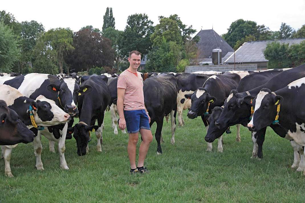 Mark Kesteloo bij zijn melkkoeien in Venhuizen.