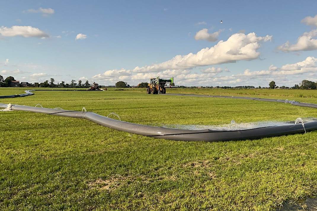 Grasland wordt via slangen van water voorzien