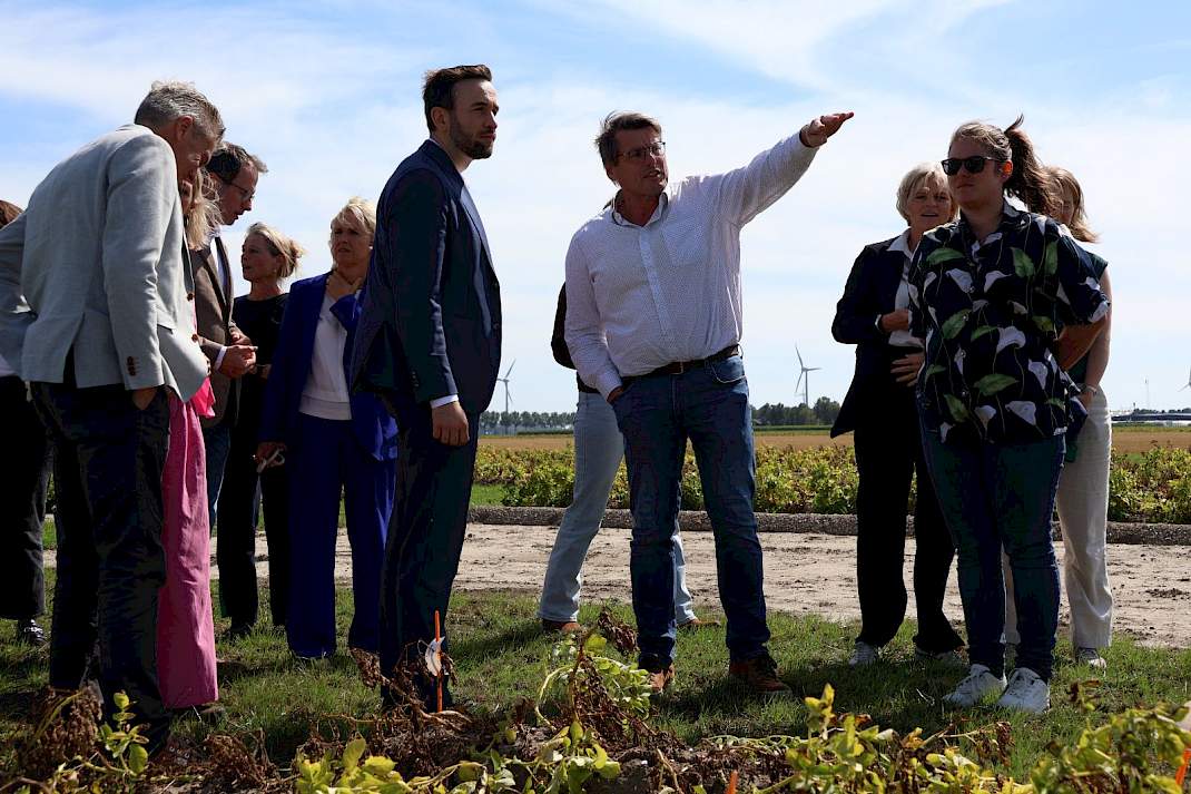 Erkens proefveld bezoek prominenten gentech