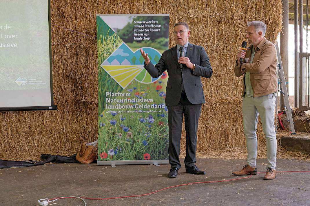 Gedeputeerde Harold Zoet deelt in april met dagvoorzitter Rochus Kingmans (r.) zijn visie op de toekomst voor Gelderse natuurinclusieve landbouw in een boerenschuur in Lunteren