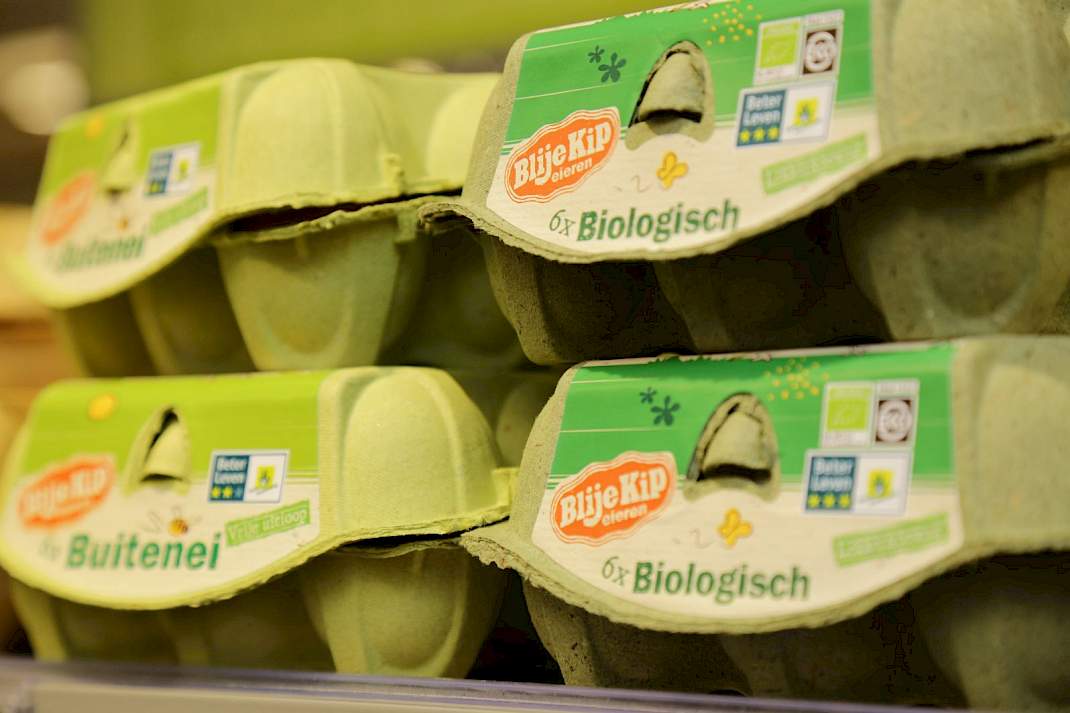 Doosje biologische eieren in de supermarkt
