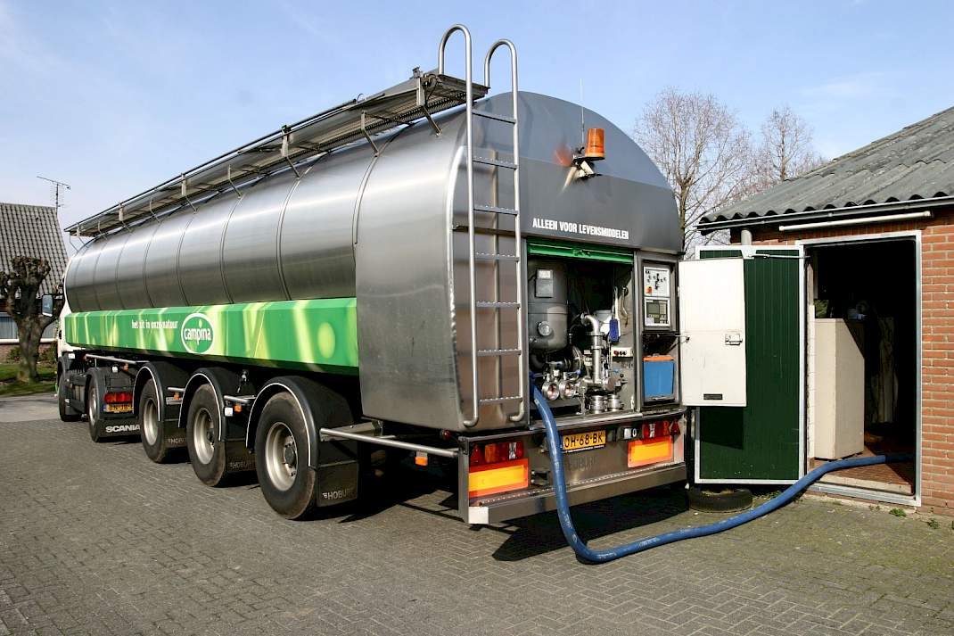 Melktankwagen haalt melk op bij melkveebedrijf