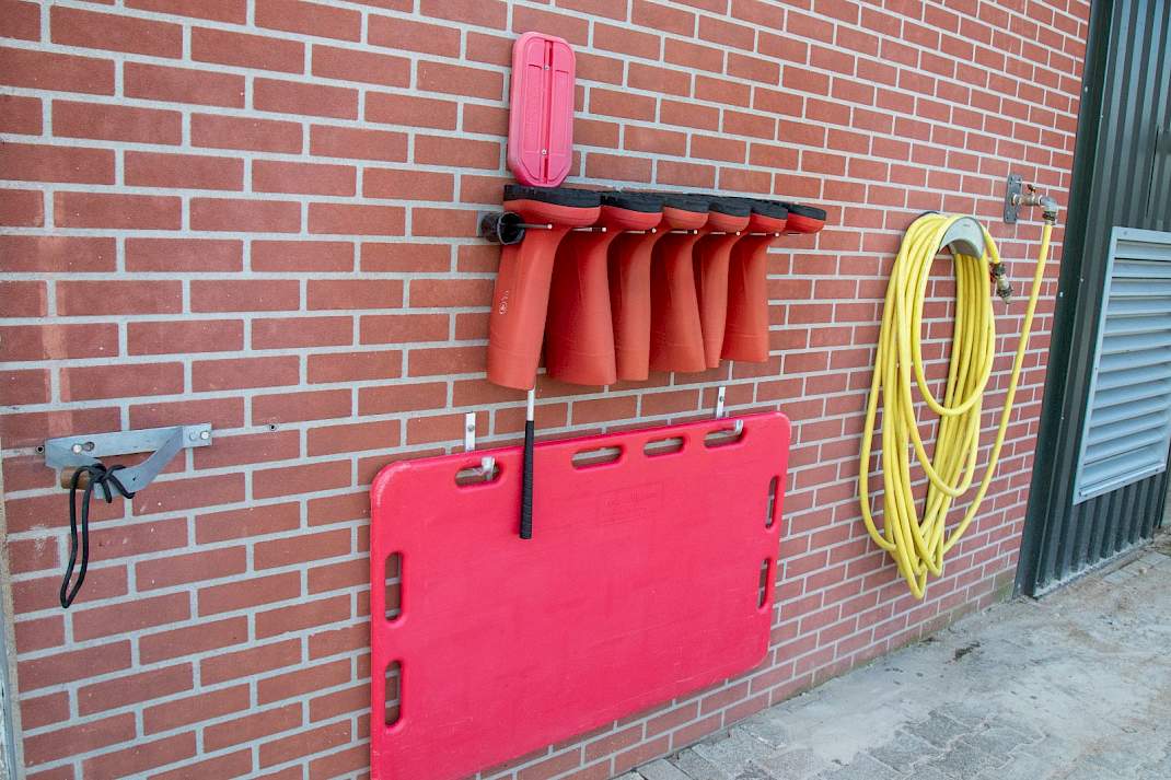 hangende laarzen buiten de stal