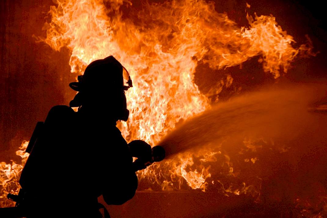 Brandweerman blust een brand