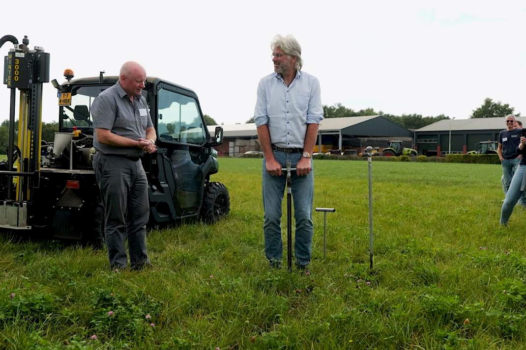 Henk Emmens Drenthe nitraat meting grondmonster grasland