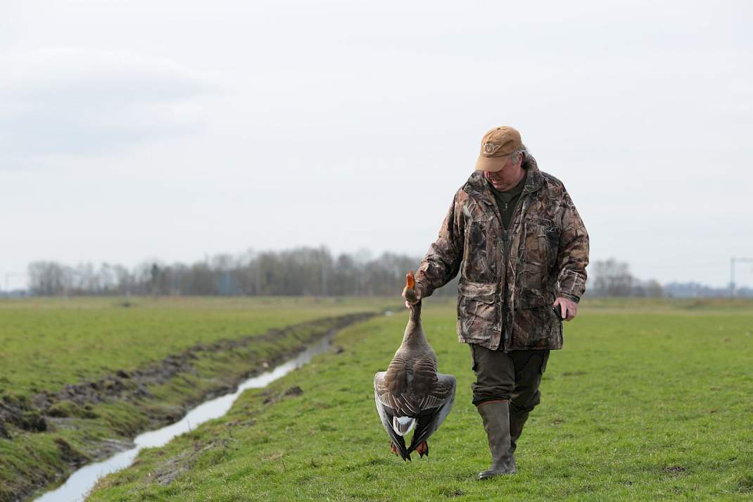 Jager met een geschoten gans