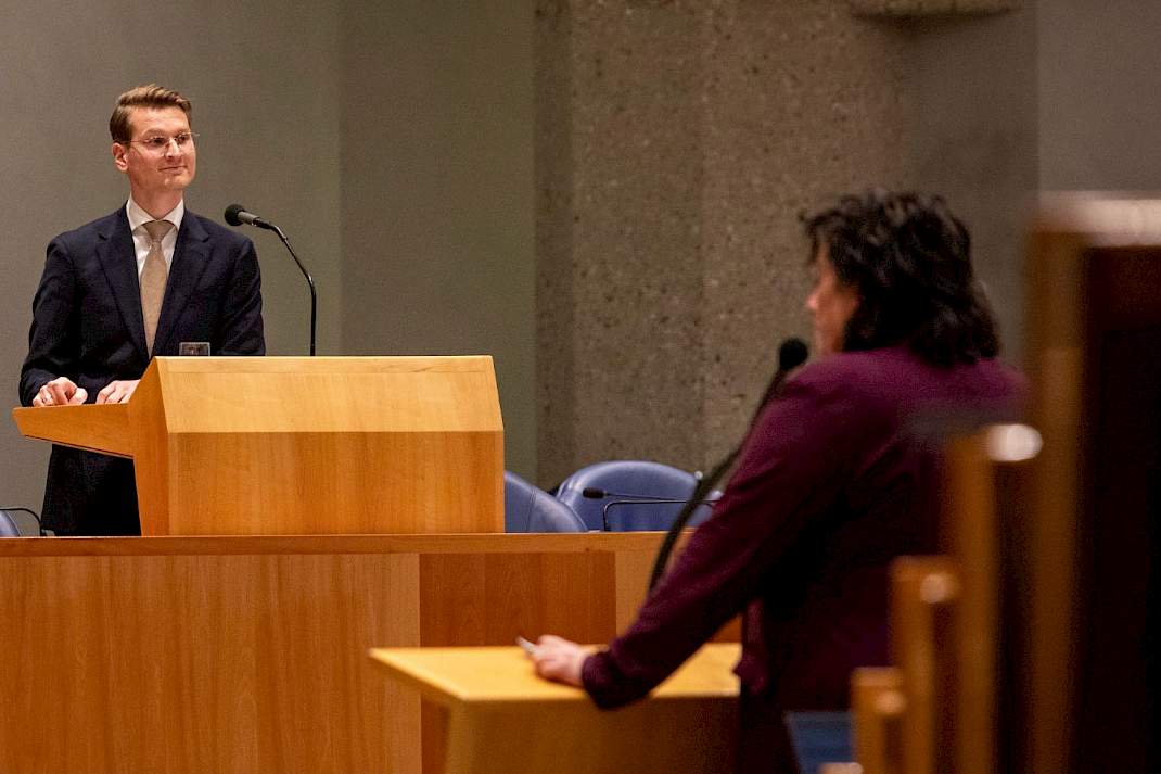 Minister Van Essen tegenover Van der Plas in de Tweede Kamer