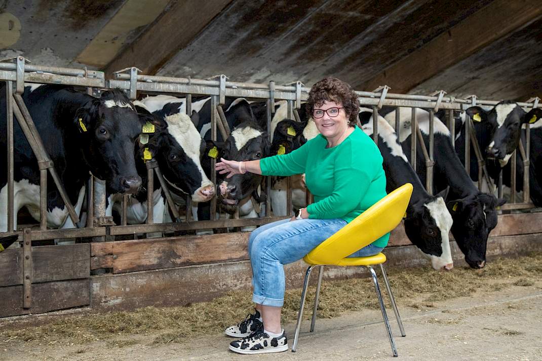 Ingrid de Sain tussen het jongvee