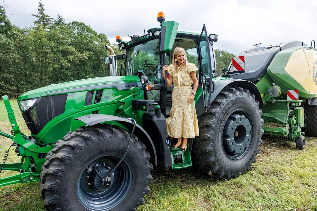 Koningin M&aacute;xima perst vezelhennep in Hengelo (GD).