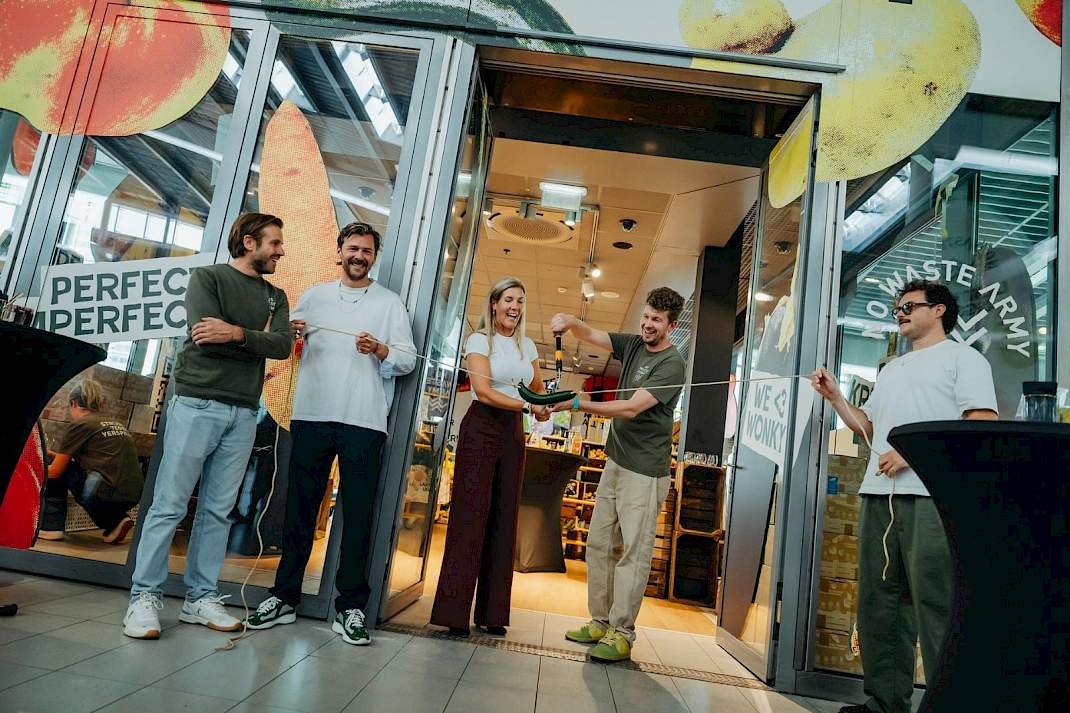 De officiële opening van De Kromste Supermarkt Van Nederland
