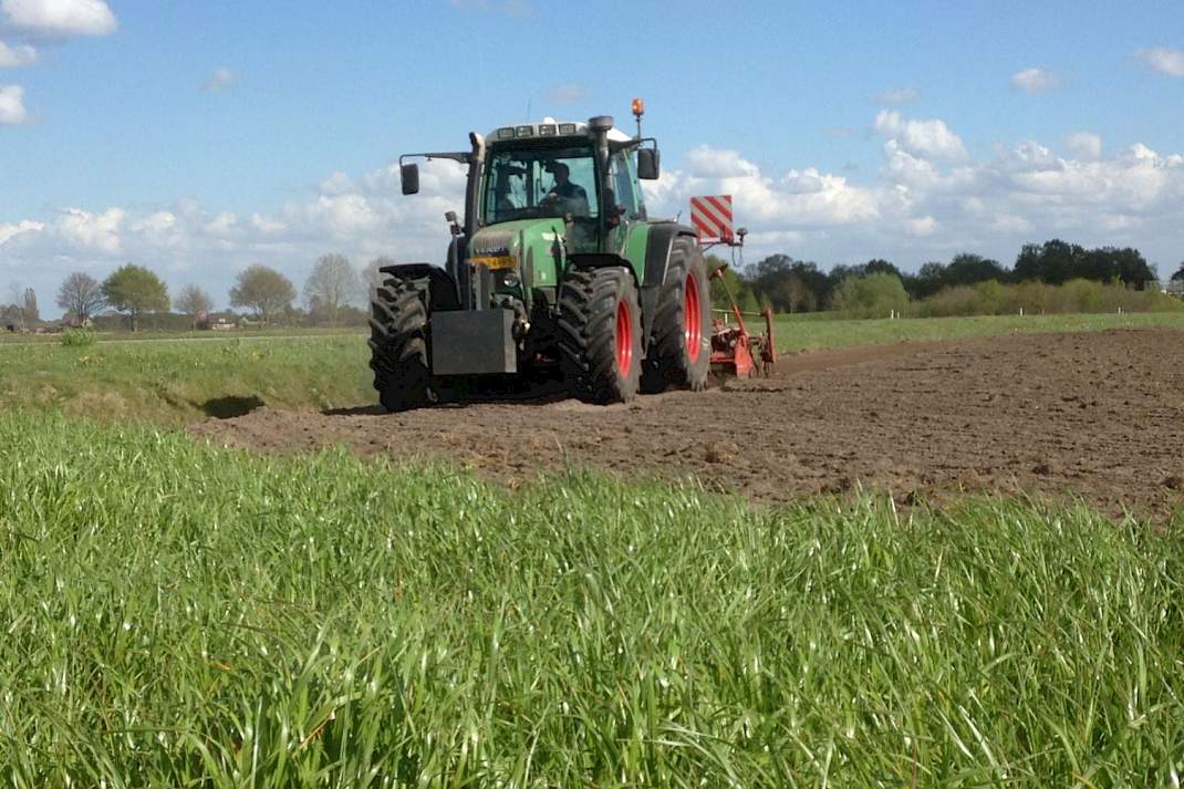 Tractor bewerkt grasland voor herinzaai van het perceel