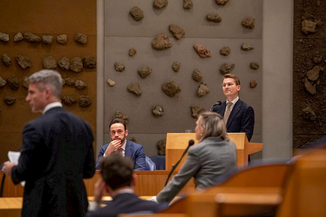 Minister van Essen in de Tweede Kamer