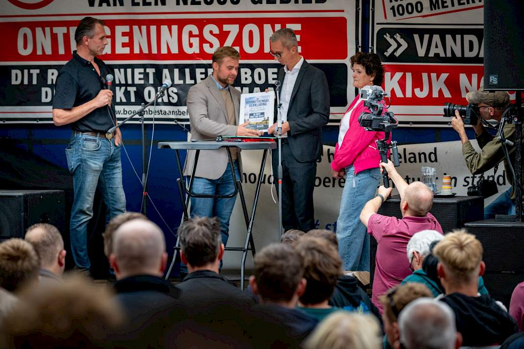 BBB-gedeputeerde Abel Kooistra (tweede van links) op het podium tijdens een boerenprotest in Leeuwarden eerder deze maand.
