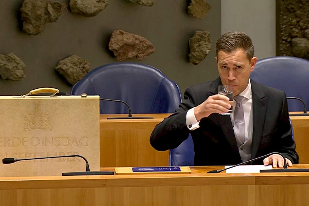 Minister Heinen presenteert de Miljoenennota in de Tweede Kamer.