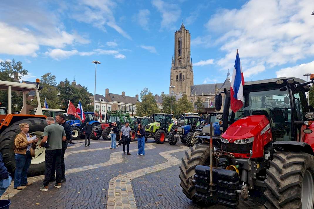 Boerenprotest met trekkers voor het provinciehuis in Arnhem