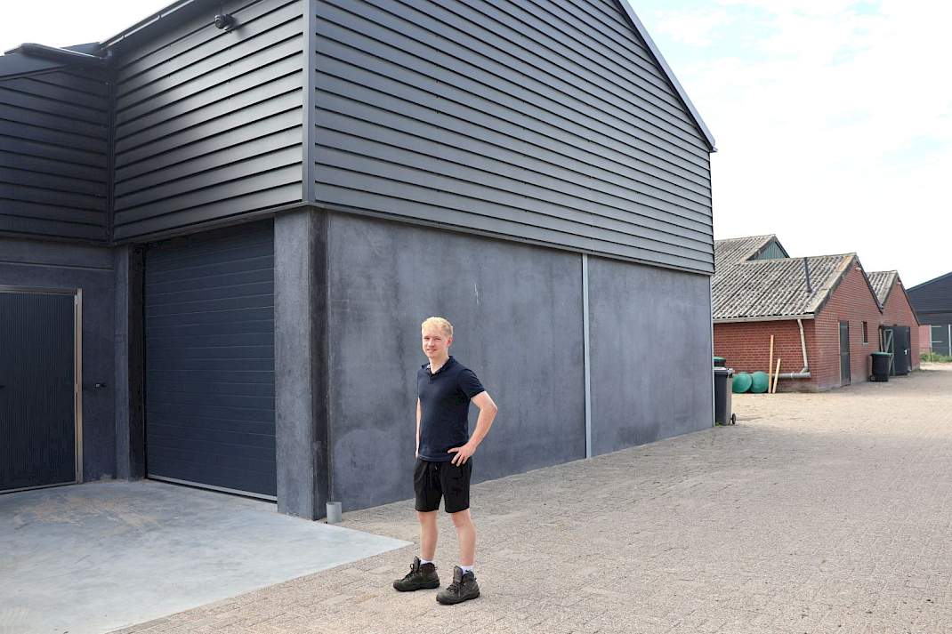 Stefan van Acht op het erf van zijn legpluimveebedrijf