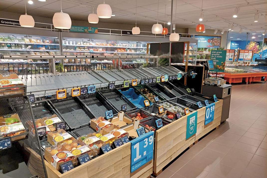 Lege schappen in de supermarkt.