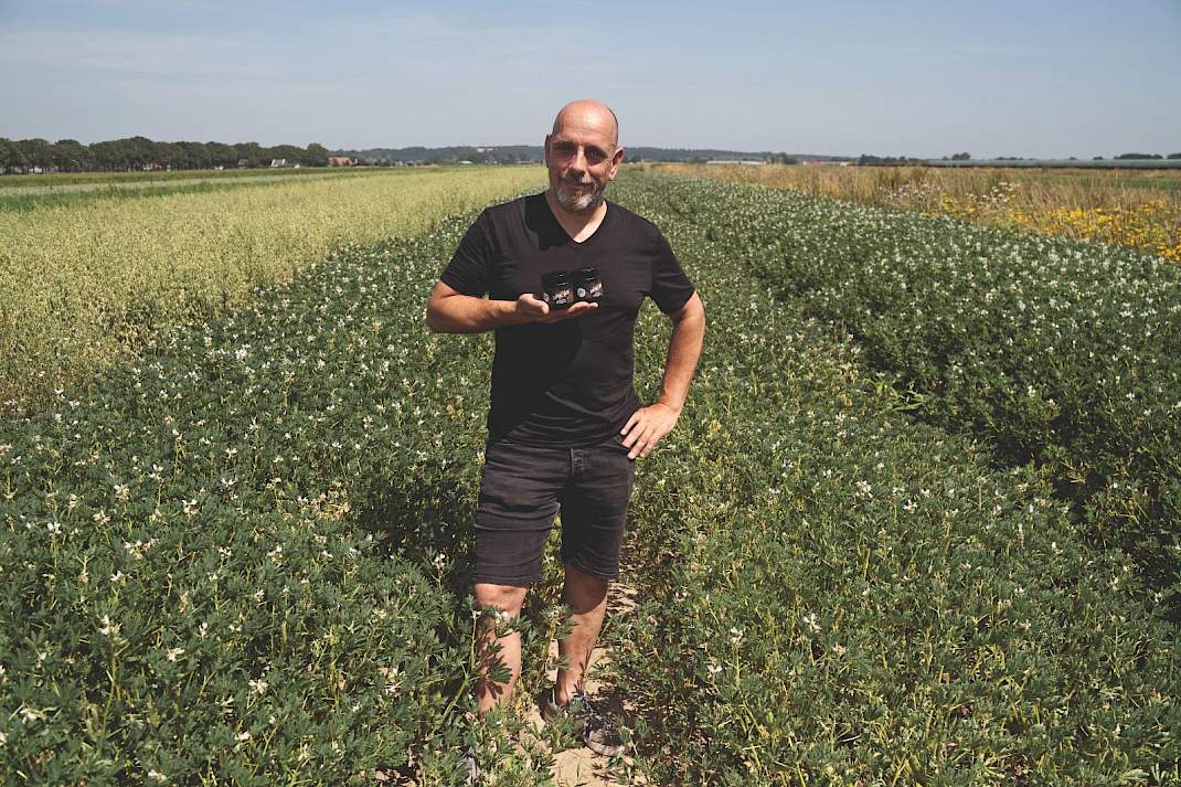 Christian Weij op de lupine-akker