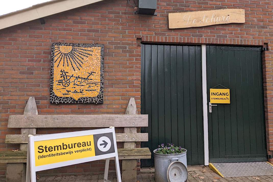Stembureau op een boerenerf