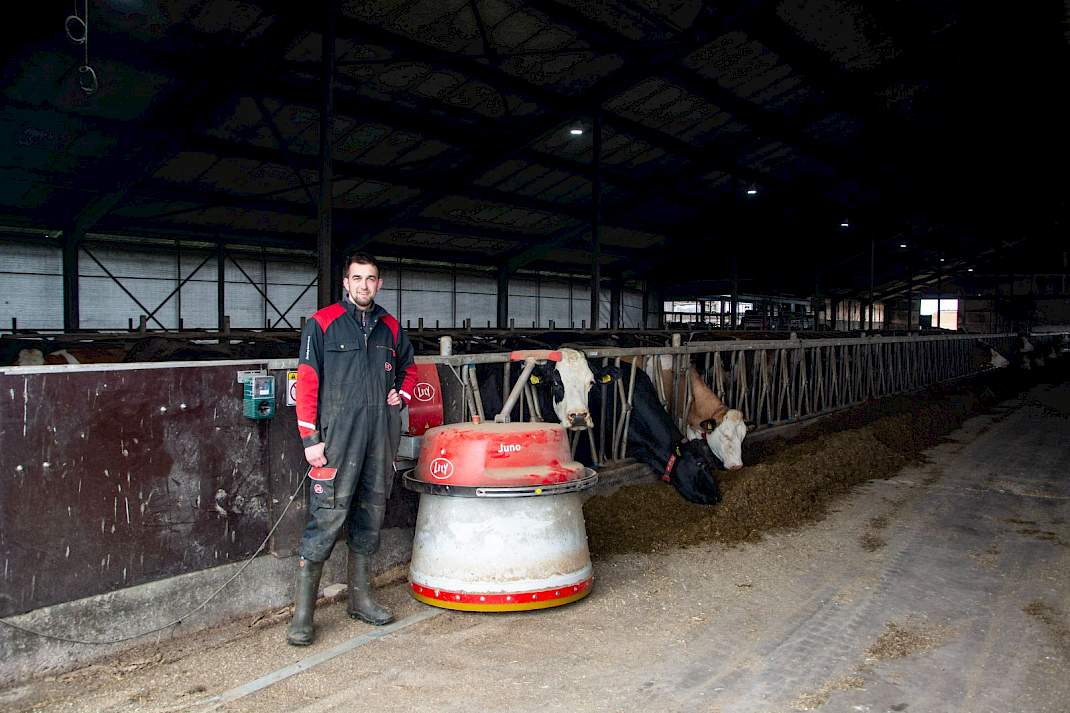 Lourens melkveehouder met een Lely Juno in een melkveestal