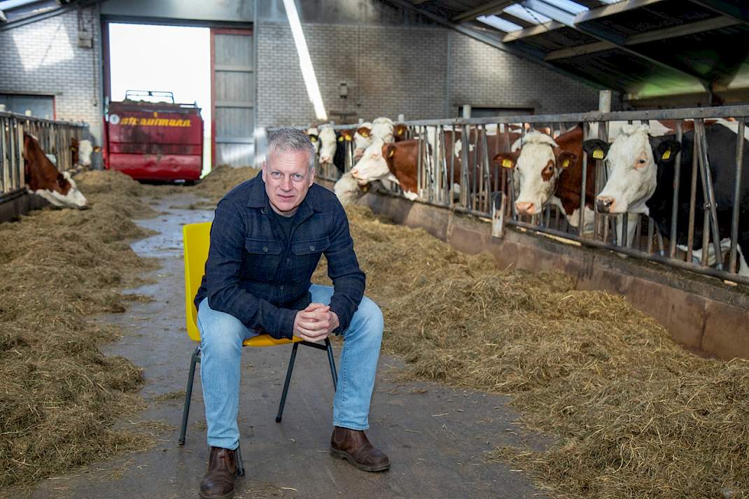 Frank Verhoeven in een ligboxenstal