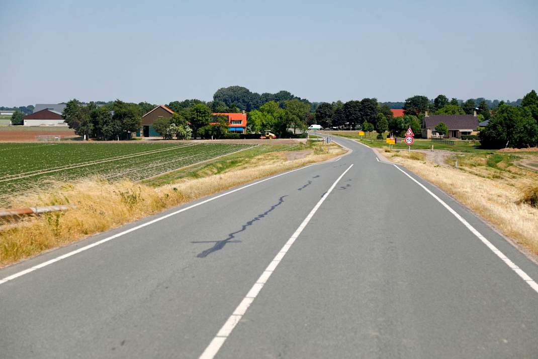 Een verharde weg door het platteland