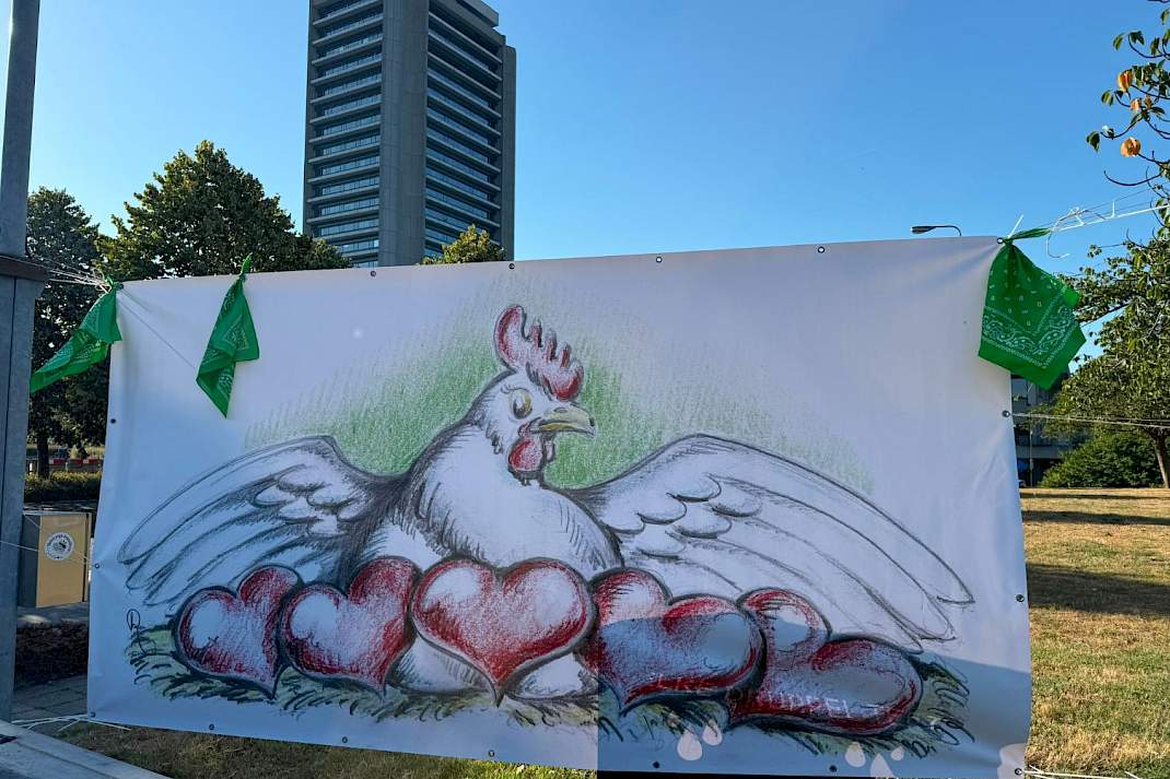 Een protestbord bij het provinciehuis in Brabant tijdens het debat over het intrekken van de vergunningen medio augustus.