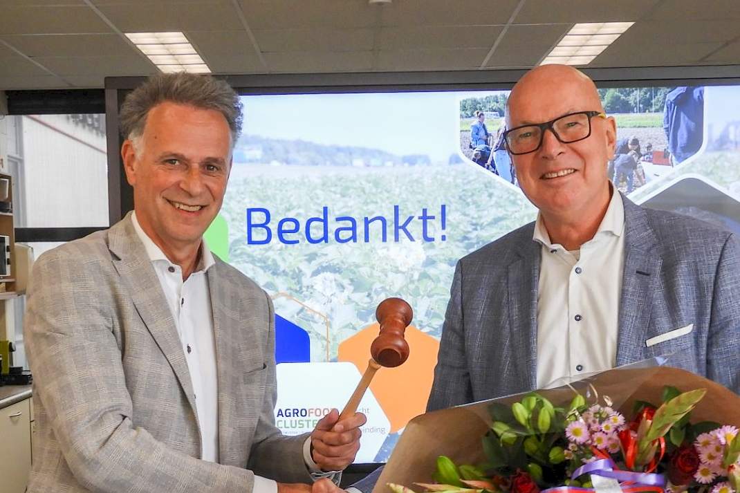 Rob Donker draagt voorzittershamer Agrofoodcluster over aan Jan van Hoogen.