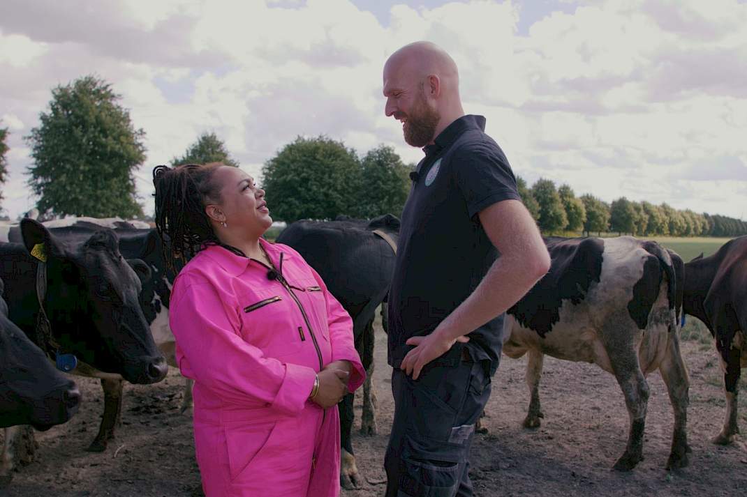 Presentatrice Sharon de Miranda in gesprek met melkveehouder Jarne Hogendoorn
