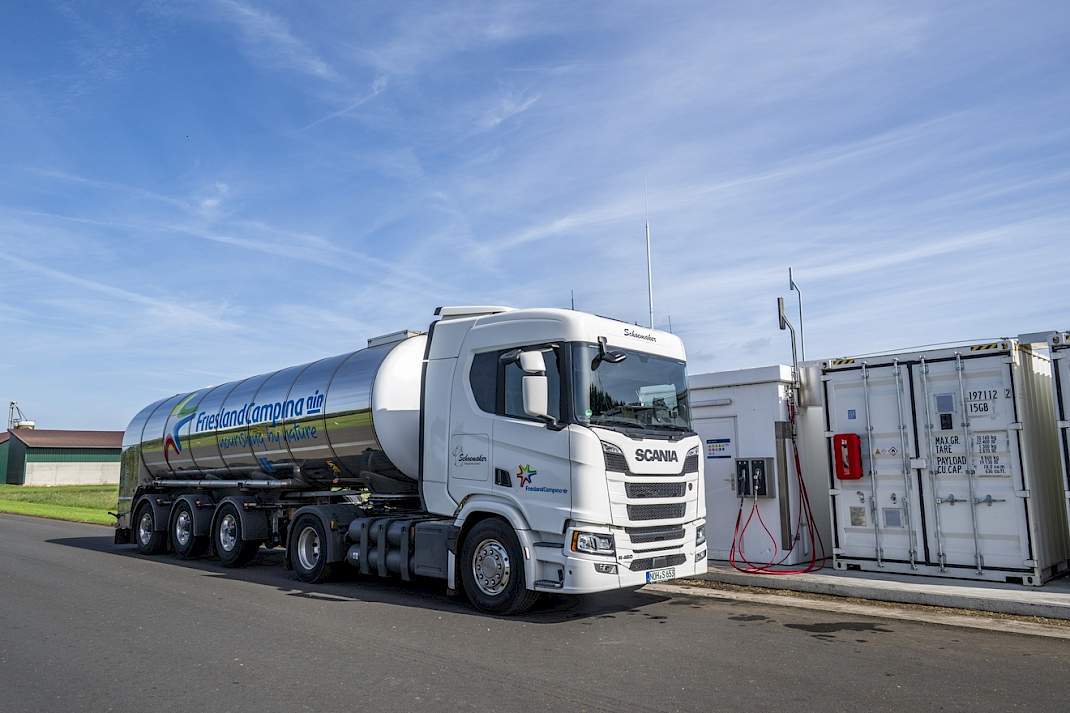 Een vrachtwagen tankt biomethaan voor FrieslandCampina