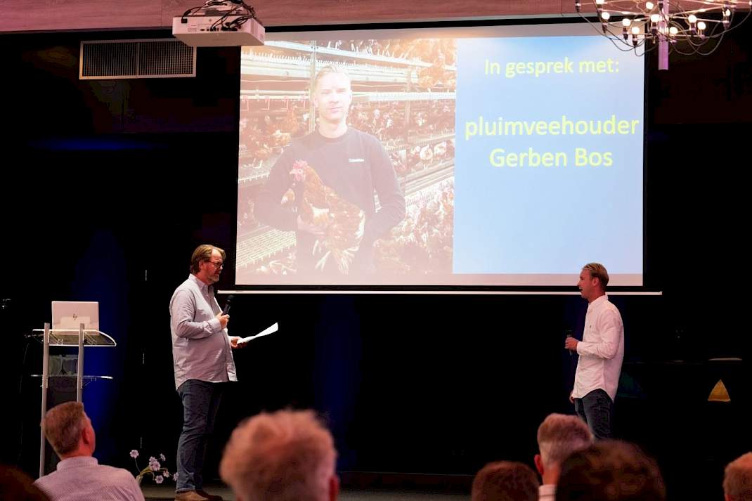 Pluimveehouder Gerben Bos tijdens zijn bijdrage over vogelgriep en biosecurity