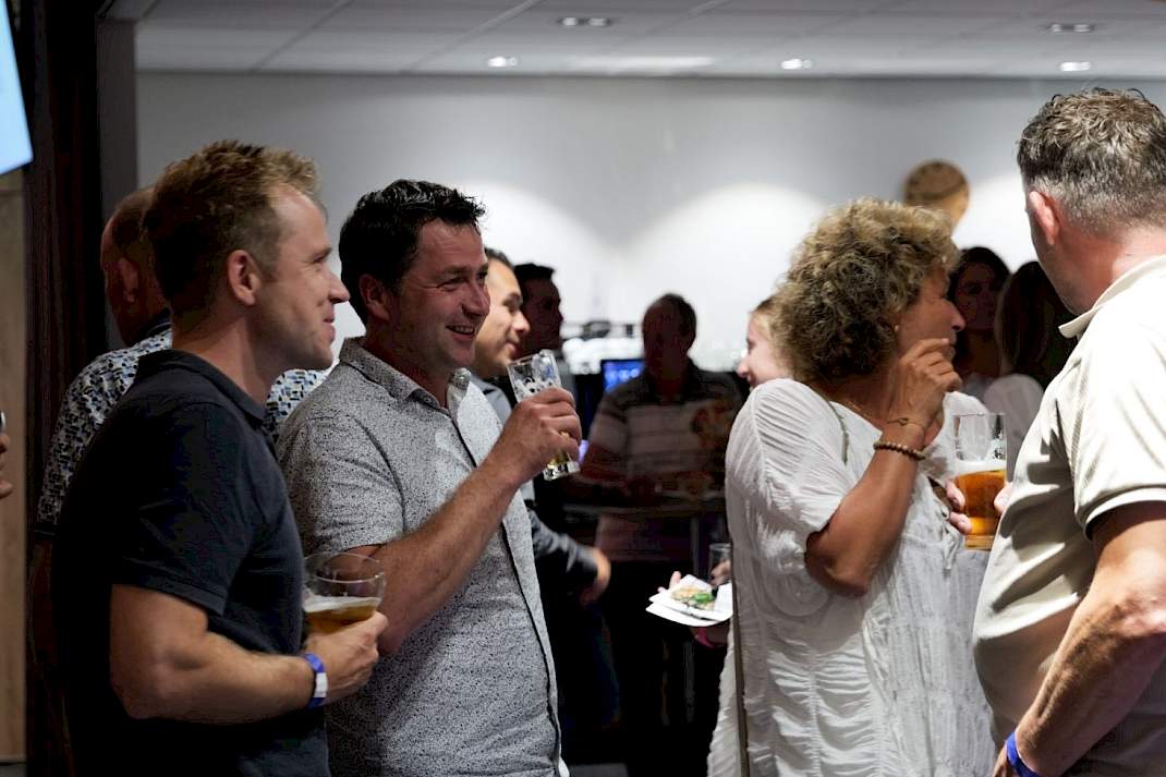 Deelnemers praten na tijdens de netwerkborrel van Lang leve de kip