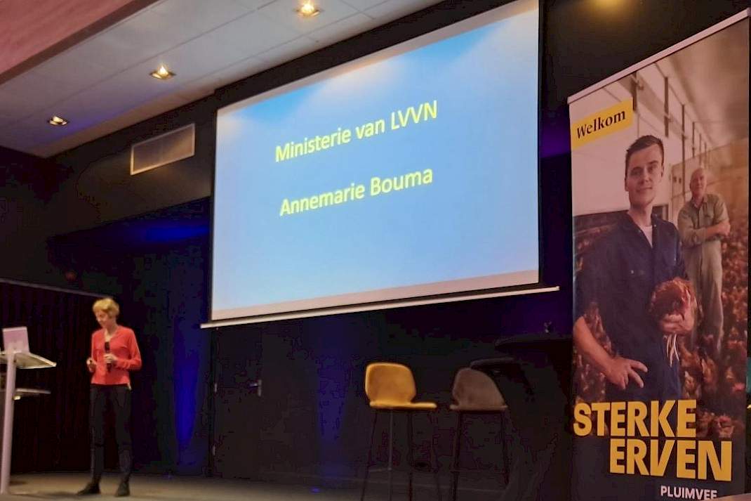 Annemarie Bouma van het ministerie van LVVN voorafgaand aan haar presentatie over vaccinatie van leghennen