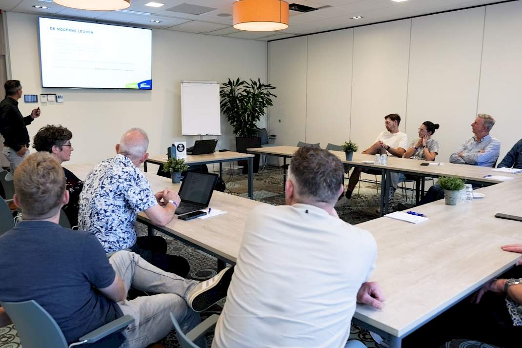 Wilco Vije van ForFarmers tijdens de workshop over de gezonde start van jonge hennen
