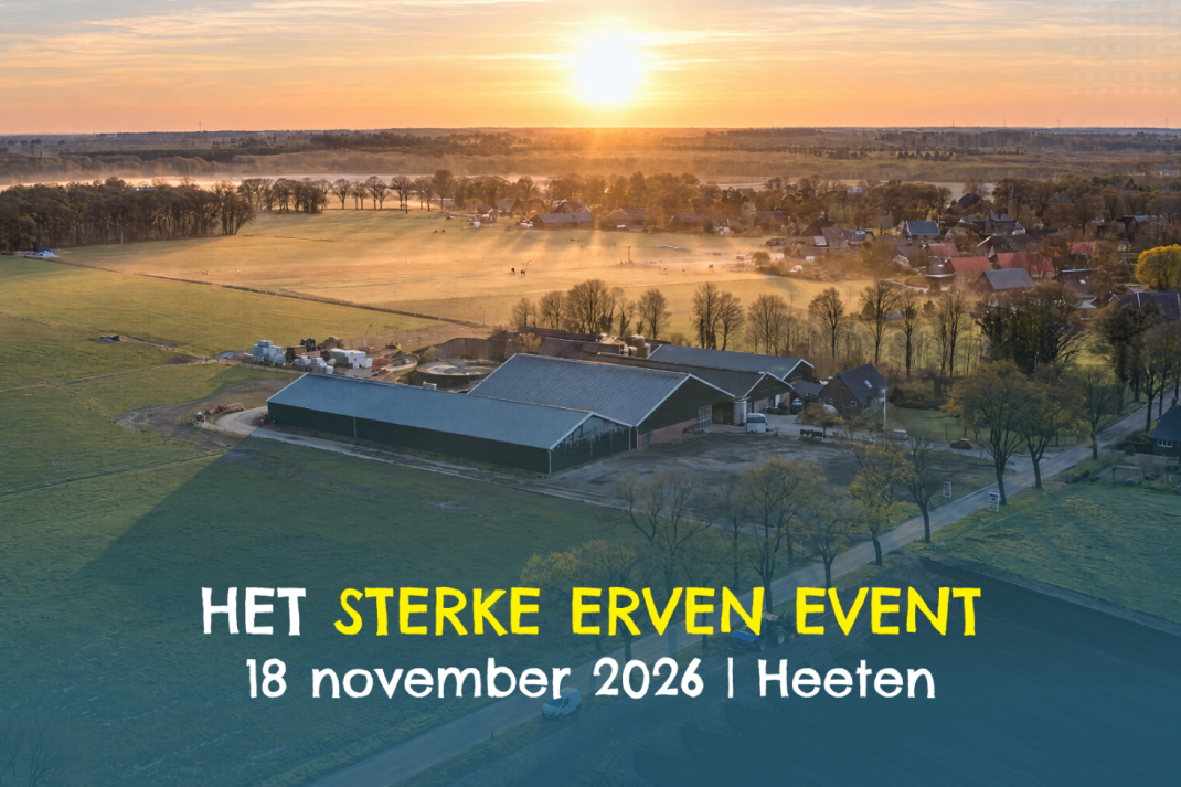 Luchtfoto van een agrarisch erf bij zonsopkomst, omringd door weilanden en bomen.