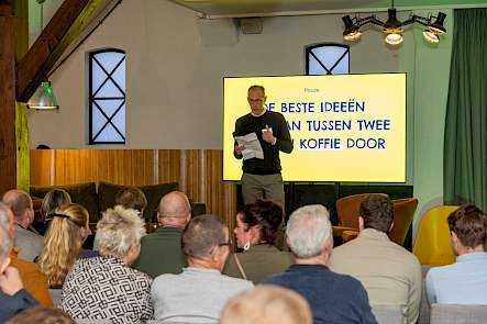 Robert Ellenkamp staat voor een zaal met bezoekers tijdens Het Sterke Erven Event 2025.